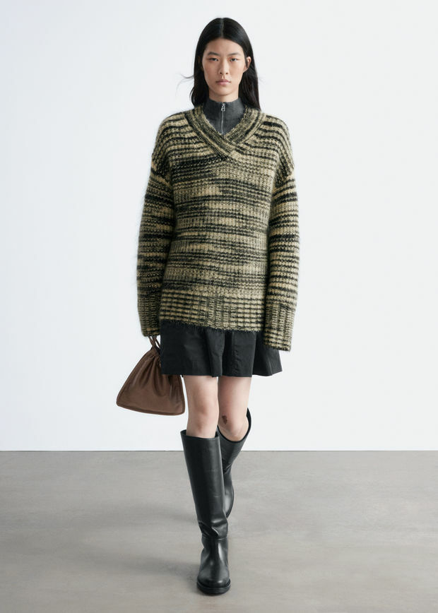 앤아더스토리즈 모헤어 블렌드 V 넥 스웨터의 블랙-베이지 멜란지컬러 ECOMLook입니다.