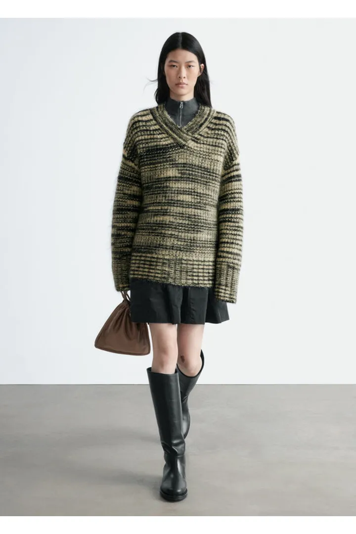 앤아더스토리즈 모헤어 블렌드 V 넥 스웨터의 블랙-베이지 멜란지컬러 ECOMLook입니다.