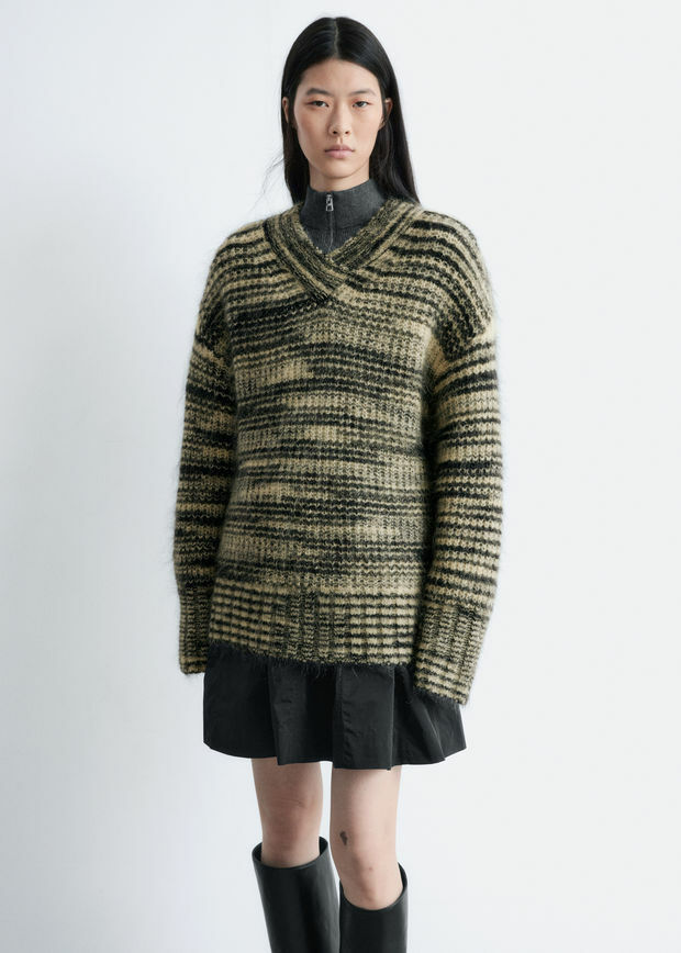 앤아더스토리즈 모헤어 블렌드 V 넥 스웨터의 블랙-베이지 멜란지컬러 ECOMLook입니다.