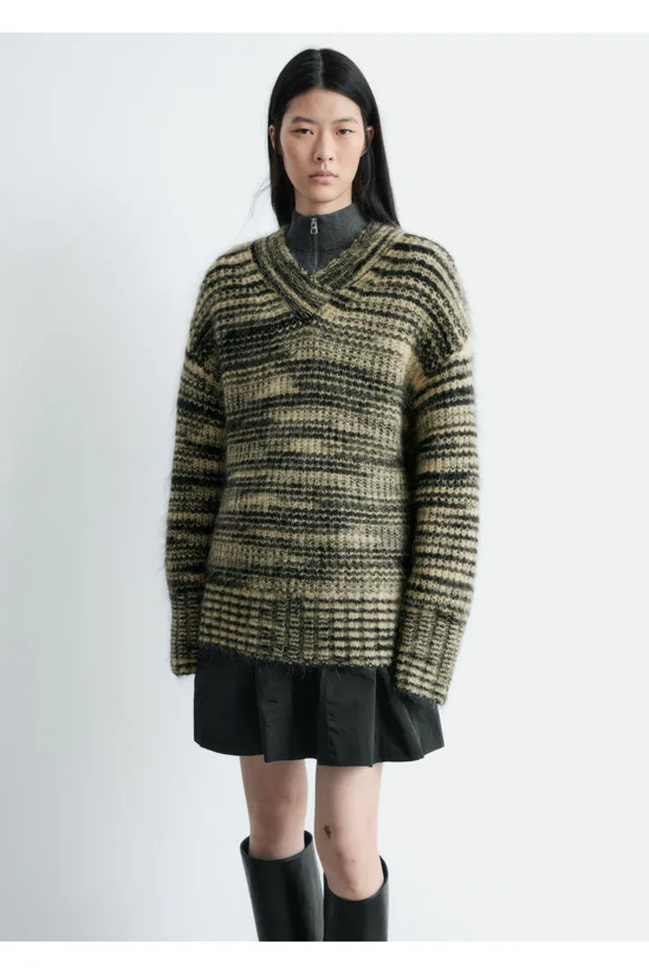 앤아더스토리즈 모헤어 블렌드 V 넥 스웨터의 블랙-베이지 멜란지컬러 ECOMLook입니다.