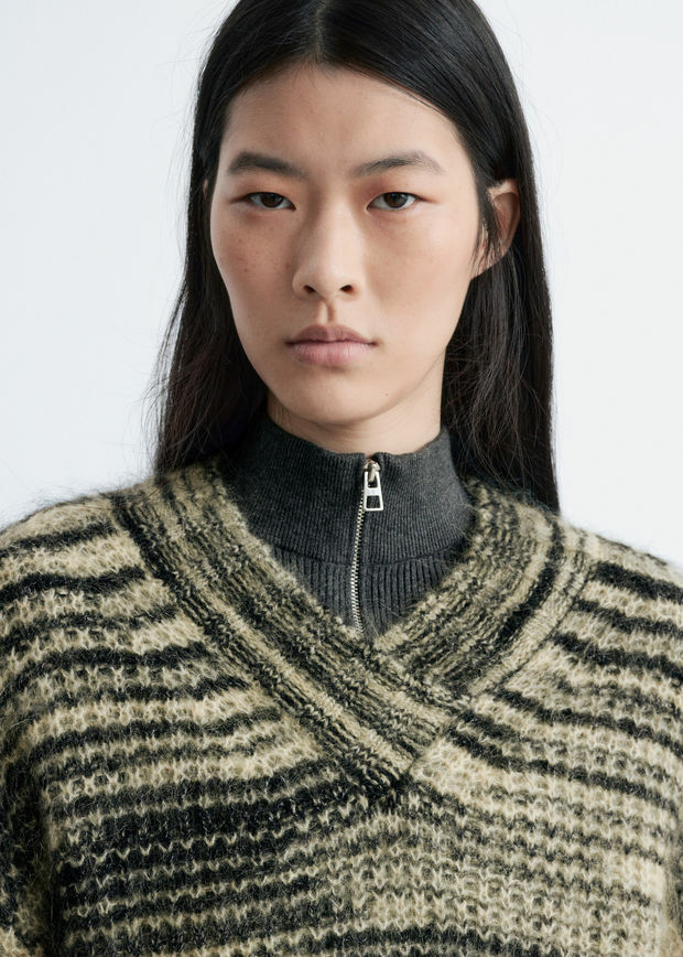 앤아더스토리즈 모헤어 블렌드 V 넥 스웨터의 블랙-베이지 멜란지컬러 ECOMLook입니다.