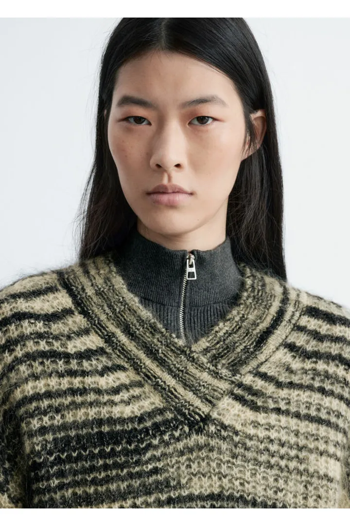 앤아더스토리즈 모헤어 블렌드 V 넥 스웨터의 블랙-베이지 멜란지컬러 ECOMLook입니다.