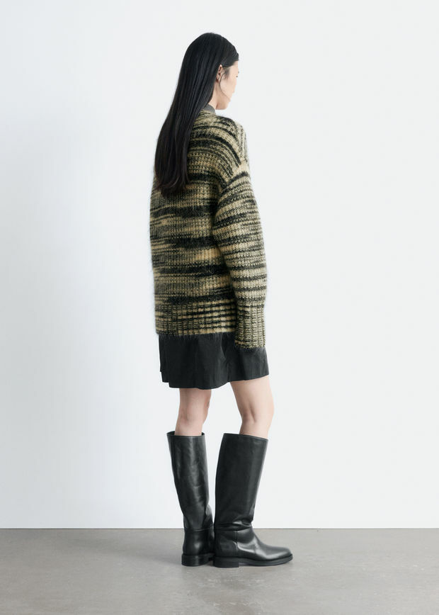 앤아더스토리즈 모헤어 블렌드 V 넥 스웨터의 블랙-베이지 멜란지컬러 ECOMLook입니다.