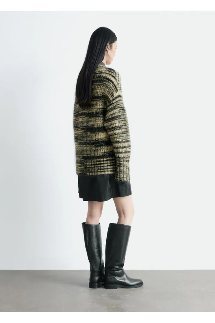 앤아더스토리즈 모헤어 블렌드 V 넥 스웨터의 블랙-베이지 멜란지컬러 ECOMLook입니다.