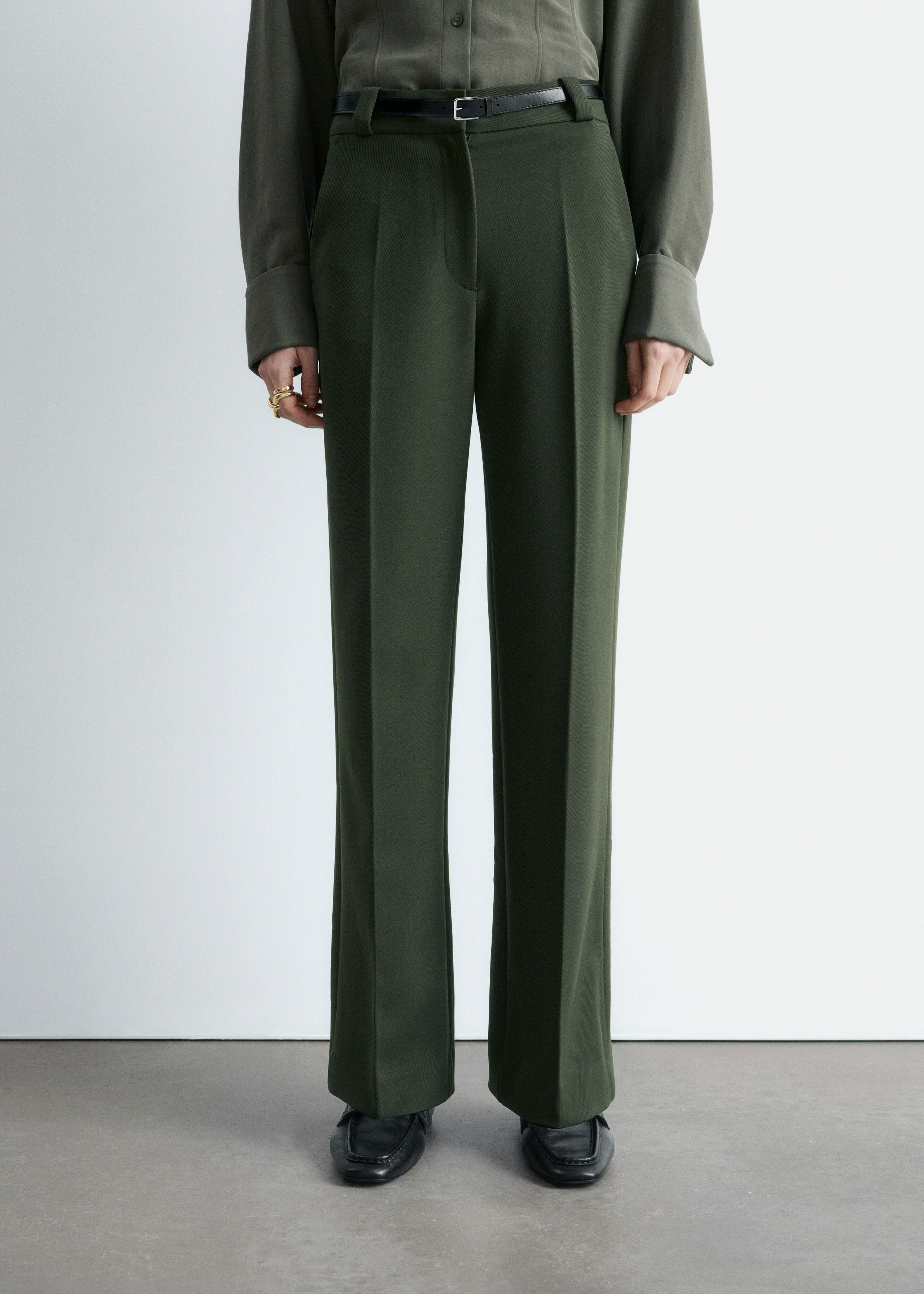 앤아더스토리즈 스트레이트 프레스 크리스 트라우저의 포레스트 그린컬러 ECOMLook입니다.