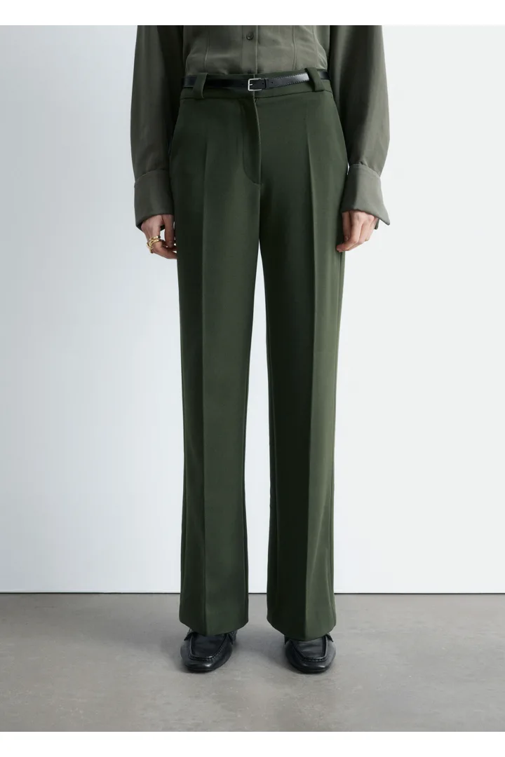 앤아더스토리즈 스트레이트 프레스 크리스 트라우저의 포레스트 그린컬러 ECOMLook입니다.