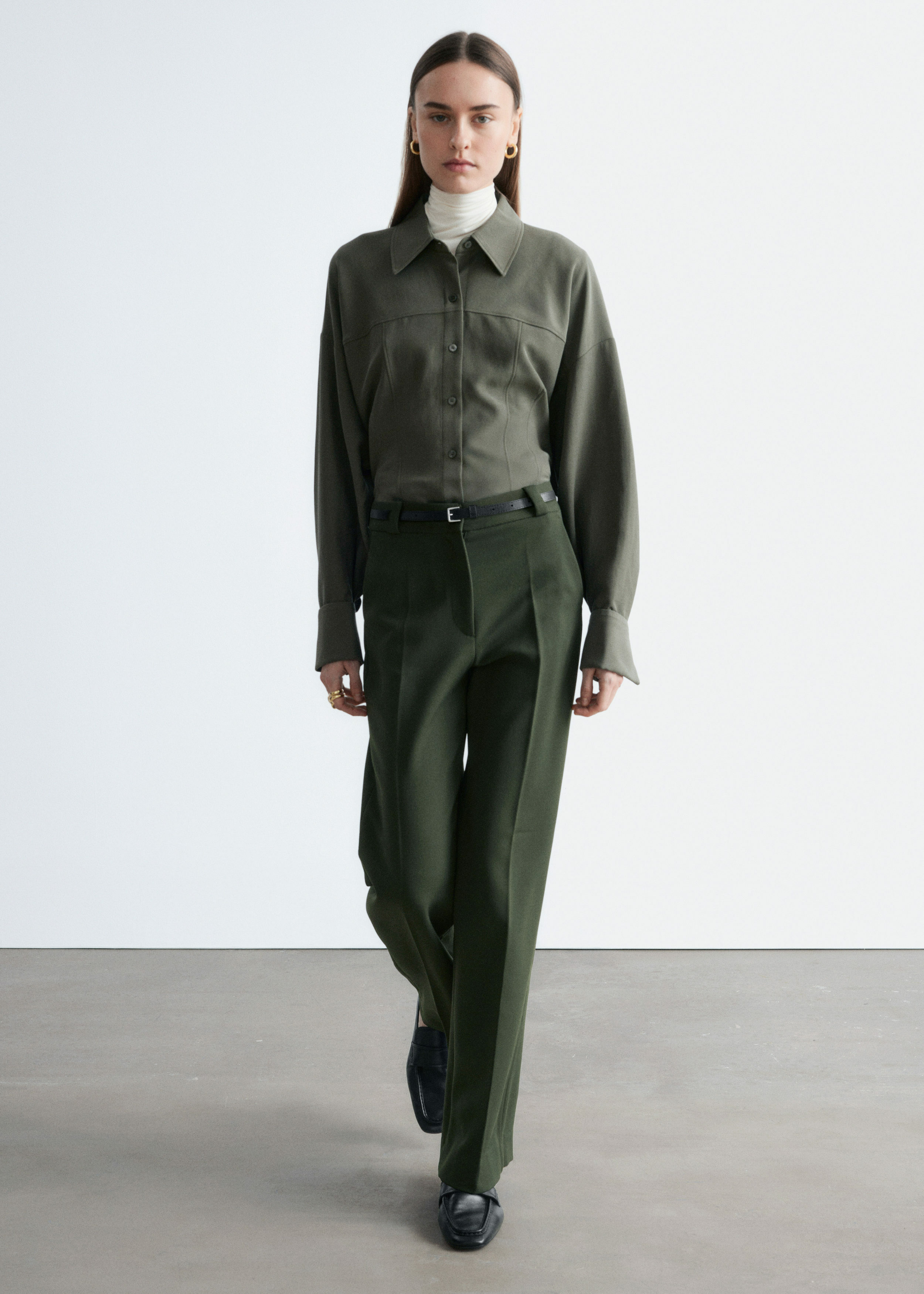 앤아더스토리즈 스트레이트 프레스 크리스 트라우저의 포레스트 그린컬러 ECOMLook입니다.