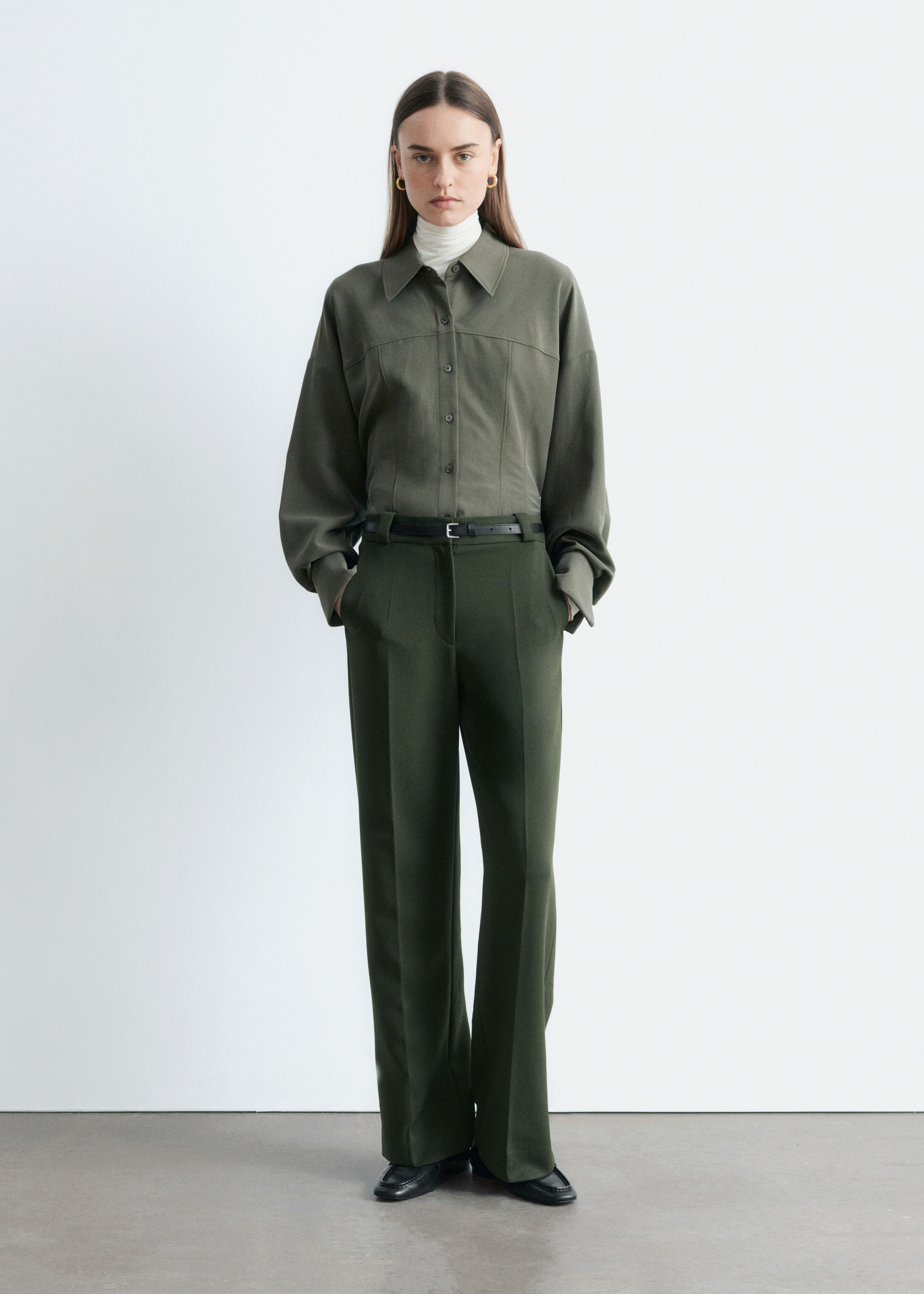 앤아더스토리즈 스트레이트 프레스 크리스 트라우저의 포레스트 그린컬러 ECOMLook입니다.