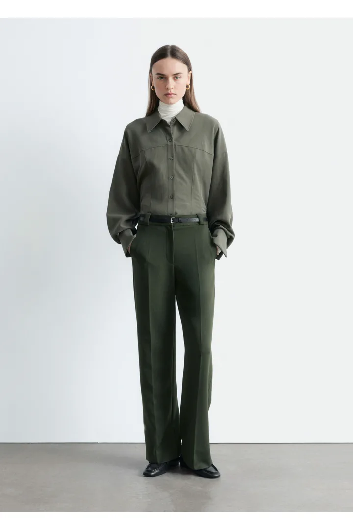 앤아더스토리즈 스트레이트 프레스 크리스 트라우저의 포레스트 그린컬러 ECOMLook입니다.