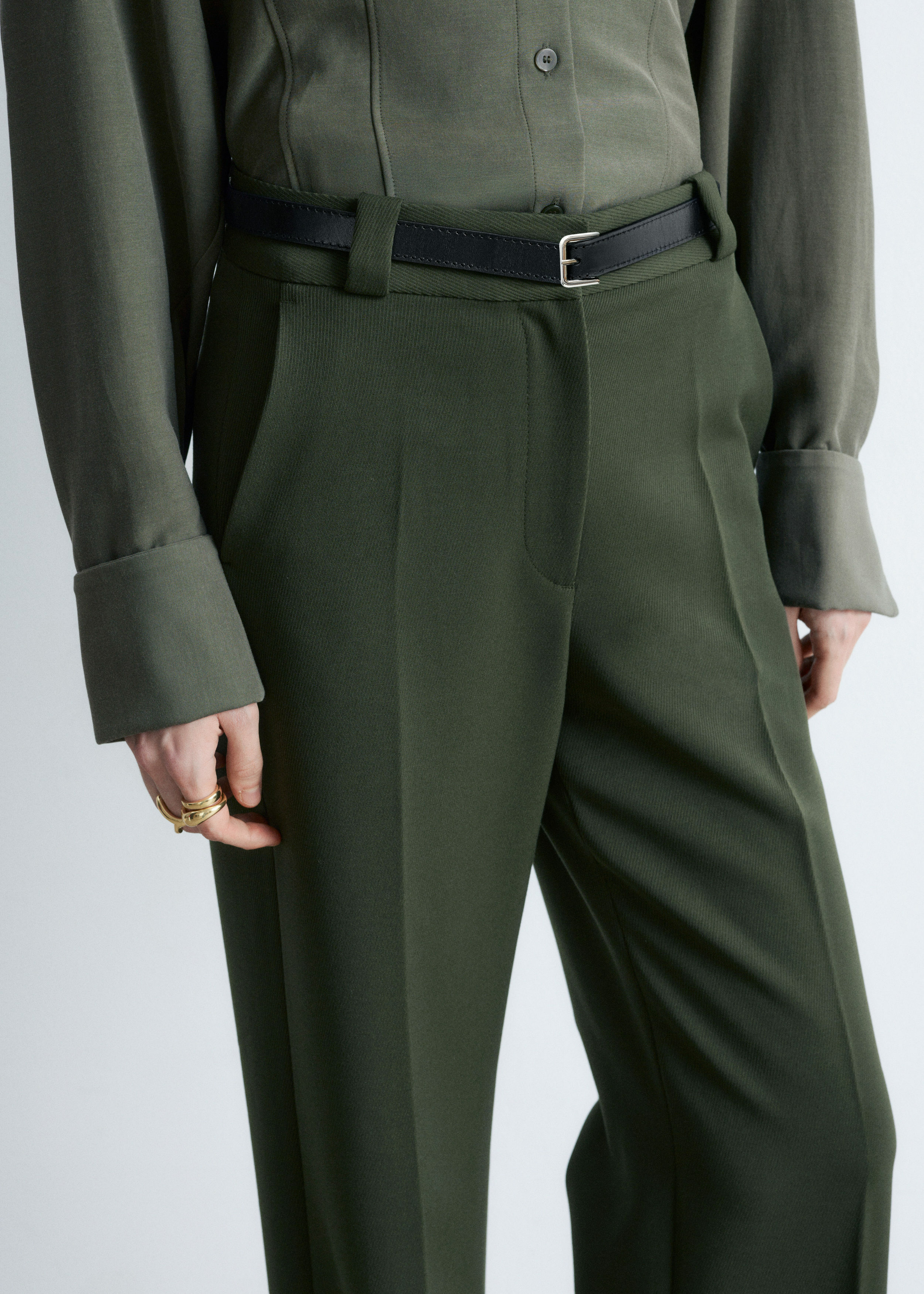 앤아더스토리즈 스트레이트 프레스 크리스 트라우저의 포레스트 그린컬러 ECOMLook입니다.