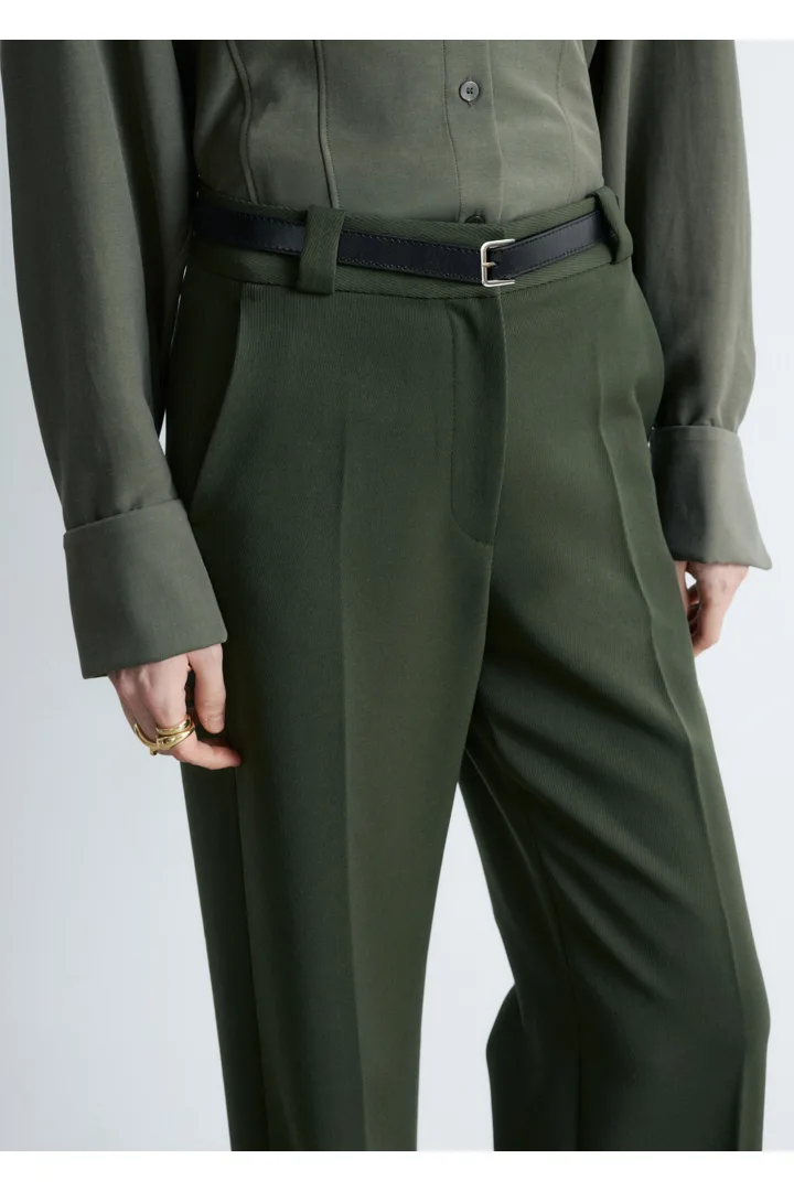 앤아더스토리즈 스트레이트 프레스 크리스 트라우저의 포레스트 그린컬러 ECOMLook입니다.