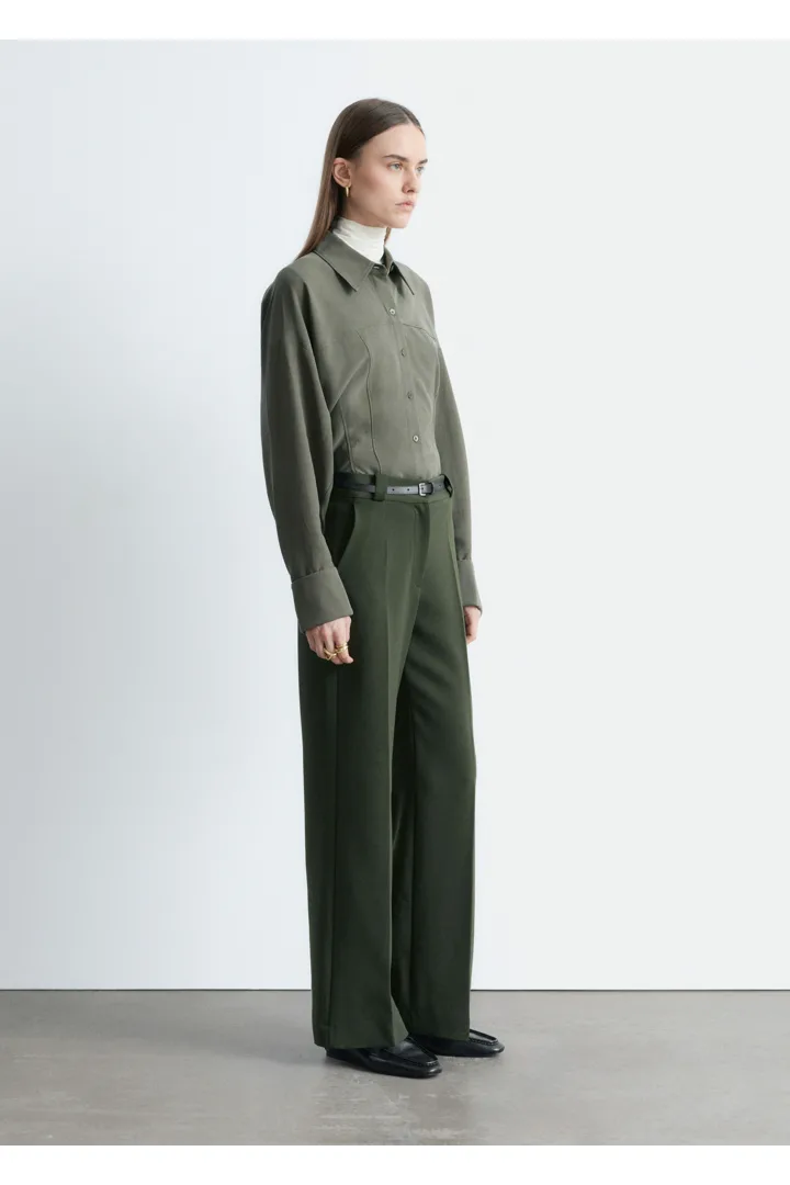 앤아더스토리즈 스트레이트 프레스 크리스 트라우저의 포레스트 그린컬러 ECOMLook입니다.