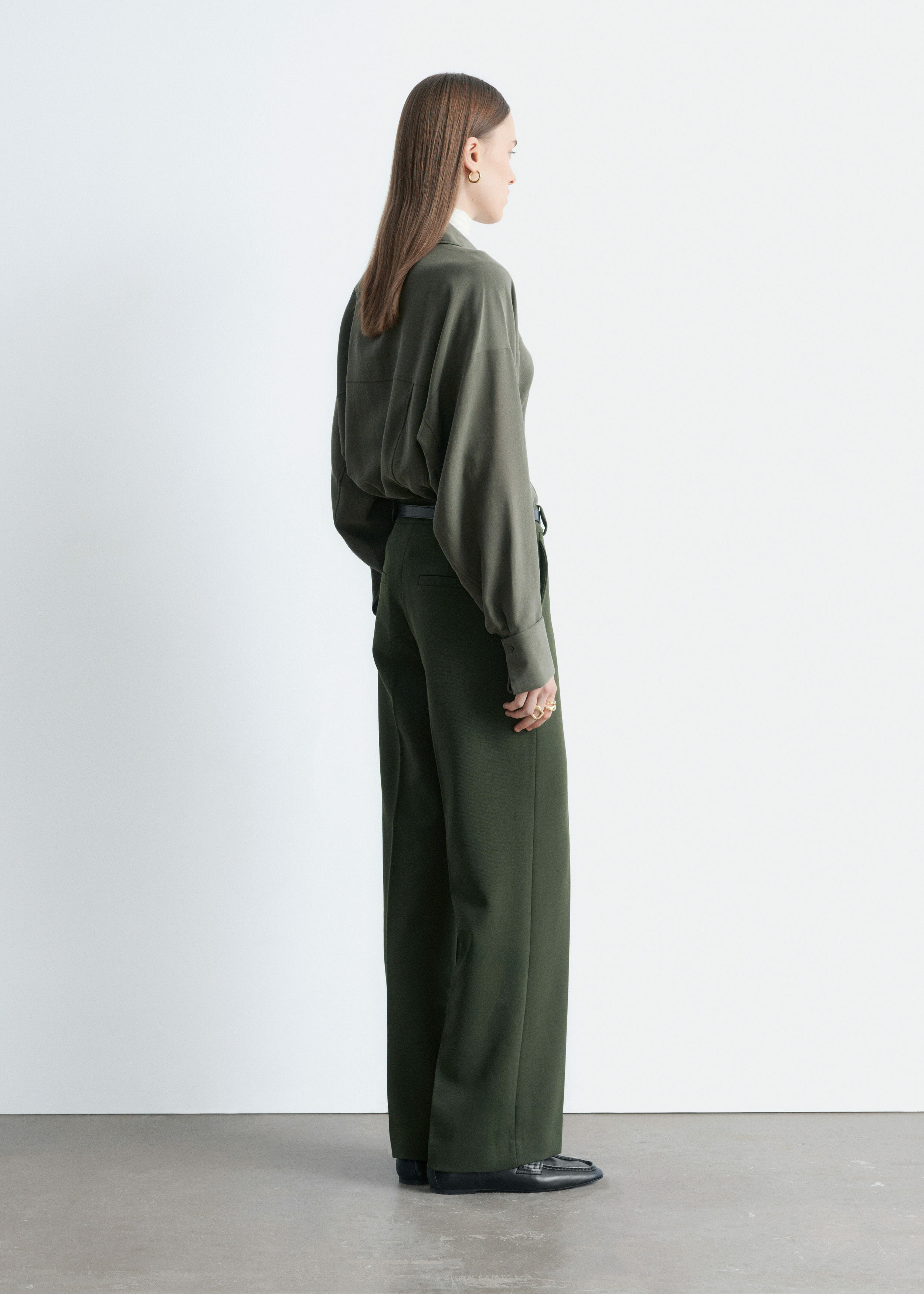 앤아더스토리즈 스트레이트 프레스 크리스 트라우저의 포레스트 그린컬러 ECOMLook입니다.