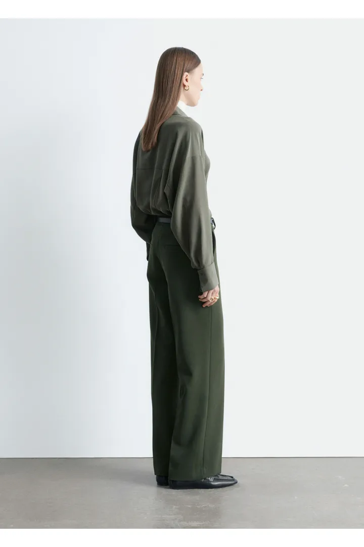 앤아더스토리즈 스트레이트 프레스 크리스 트라우저의 포레스트 그린컬러 ECOMLook입니다.