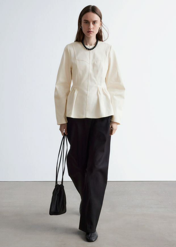 앤아더스토리즈 코튼 페플럼 탑의 크림컬러 ECOMLook입니다.