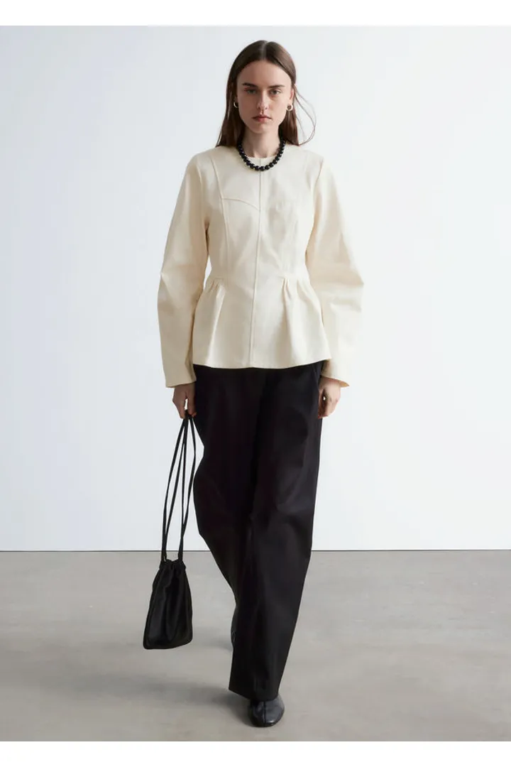 앤아더스토리즈 코튼 페플럼 탑의 크림컬러 ECOMLook입니다.