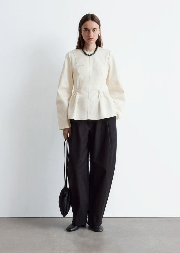 앤아더스토리즈 코튼 페플럼 탑의 크림컬러 ECOMLook입니다.