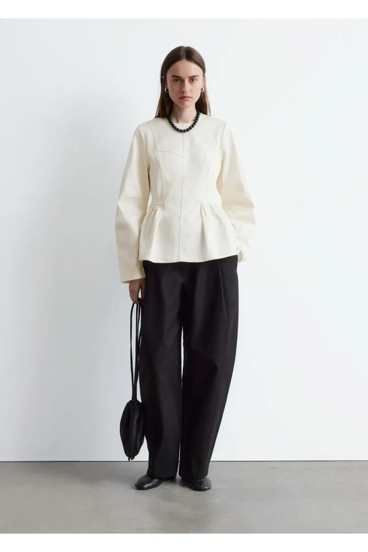 앤아더스토리즈 코튼 페플럼 탑의 크림컬러 ECOMLook입니다.