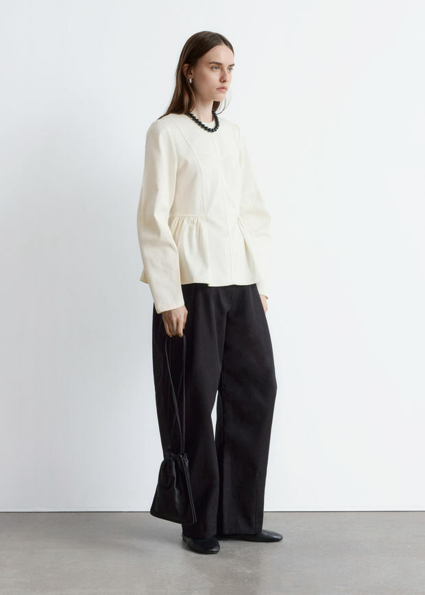 앤아더스토리즈 코튼 페플럼 탑의 크림컬러 ECOMLook입니다.