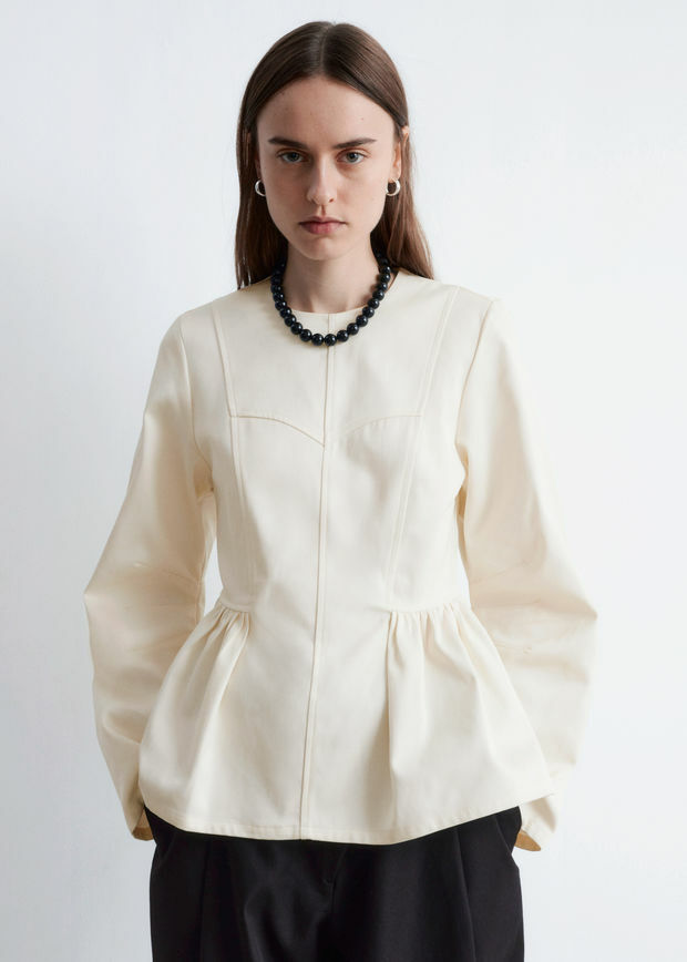 앤아더스토리즈 코튼 페플럼 탑의 크림컬러 ECOMLook입니다.