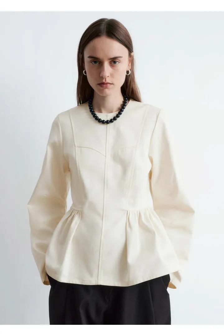 앤아더스토리즈 코튼 페플럼 탑의 크림컬러 ECOMLook입니다.