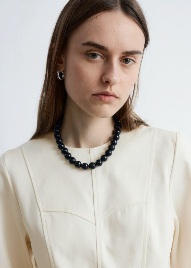 앤아더스토리즈 코튼 페플럼 탑의 크림컬러 ECOMLook입니다.