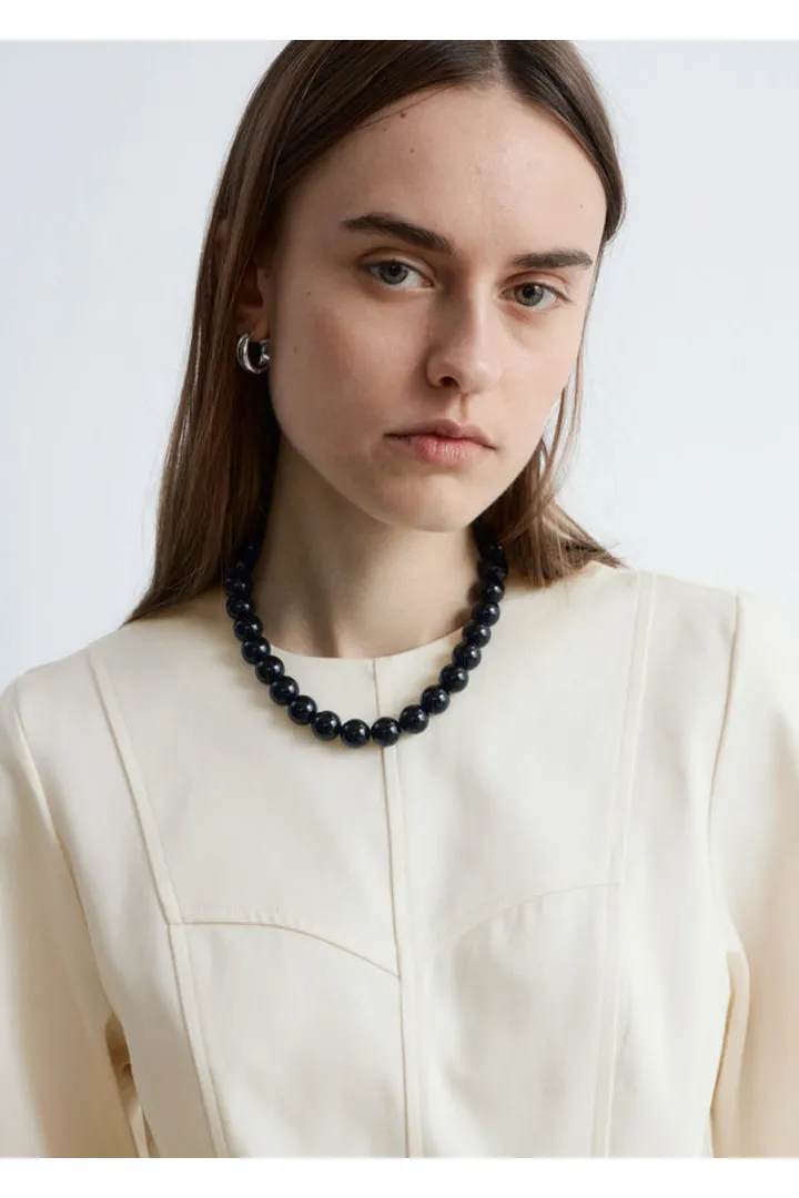 앤아더스토리즈 코튼 페플럼 탑의 크림컬러 ECOMLook입니다.