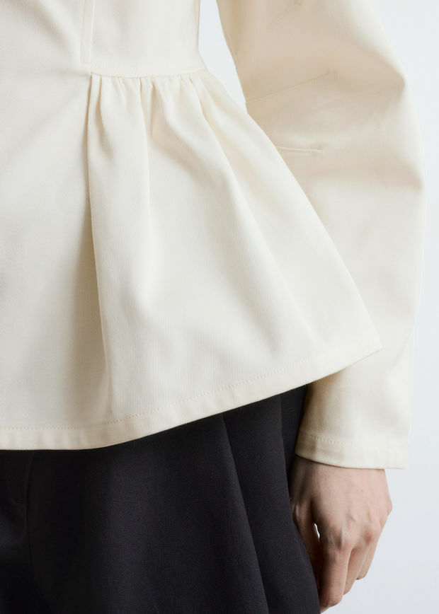 앤아더스토리즈 코튼 페플럼 탑의 크림컬러 ECOMLook입니다.