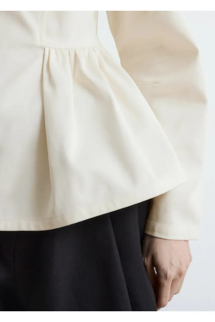 앤아더스토리즈 코튼 페플럼 탑의 크림컬러 ECOMLook입니다.