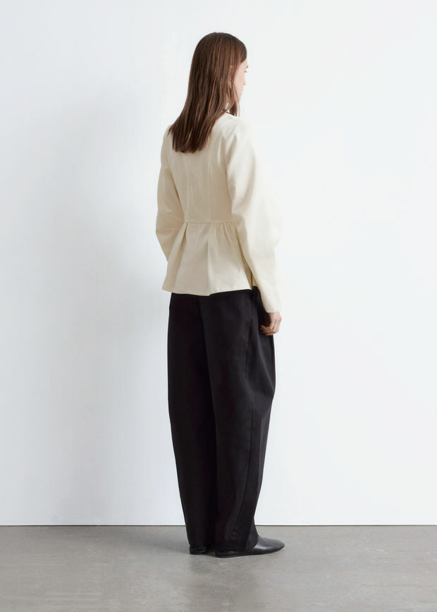 앤아더스토리즈 코튼 페플럼 탑의 크림컬러 ECOMLook입니다.