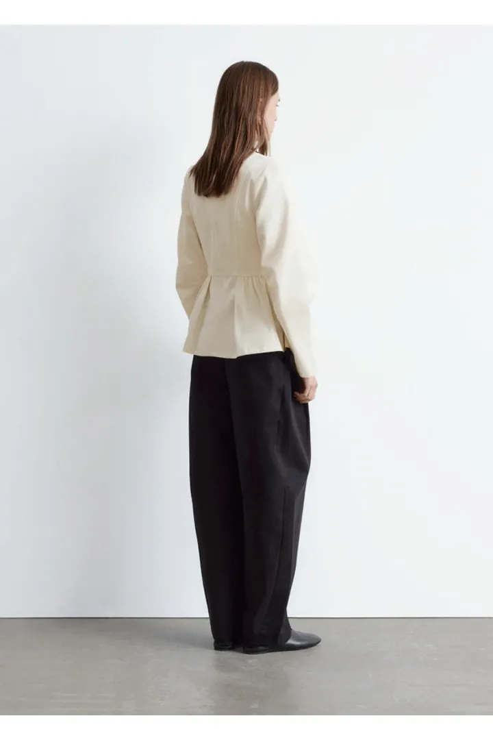 앤아더스토리즈 코튼 페플럼 탑의 크림컬러 ECOMLook입니다.