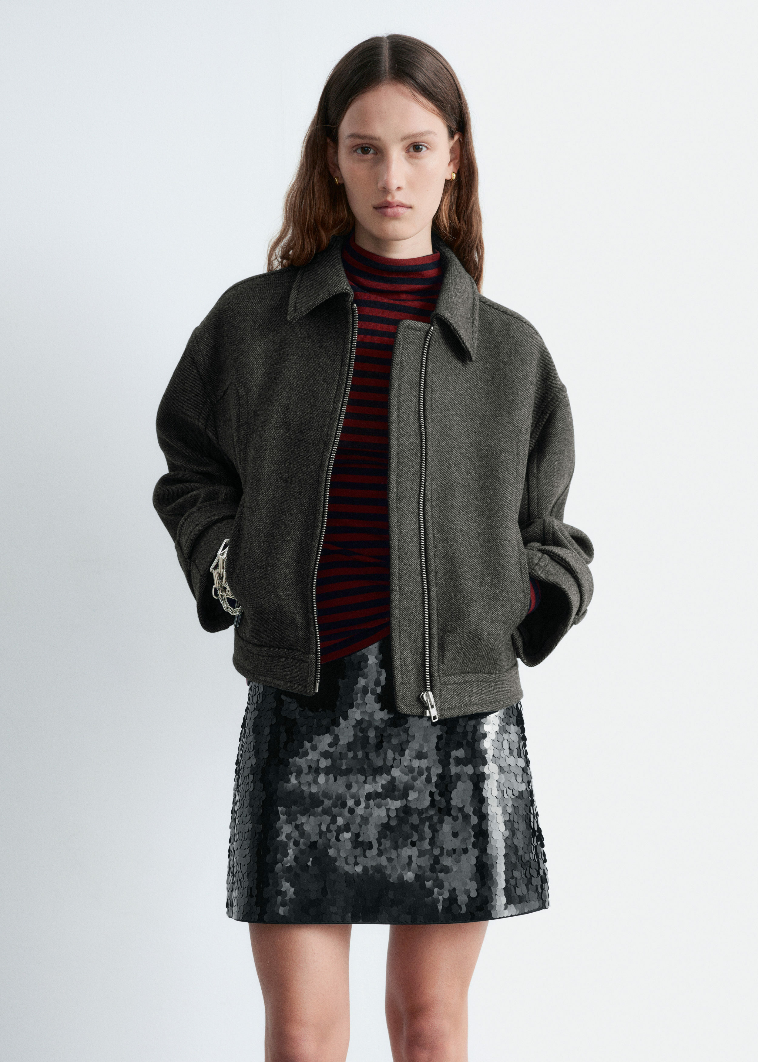 앤아더스토리즈 시퀸 미니 스커트의 블랙컬러 ECOMLook입니다.