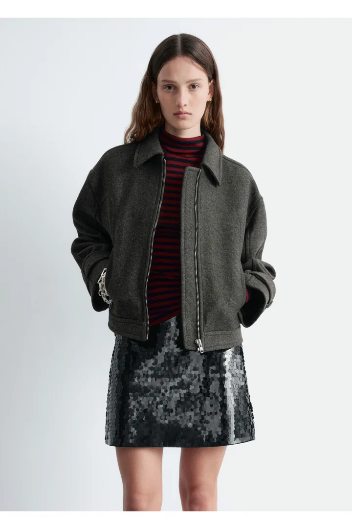 앤아더스토리즈 시퀸 미니 스커트의 블랙컬러 ECOMLook입니다.