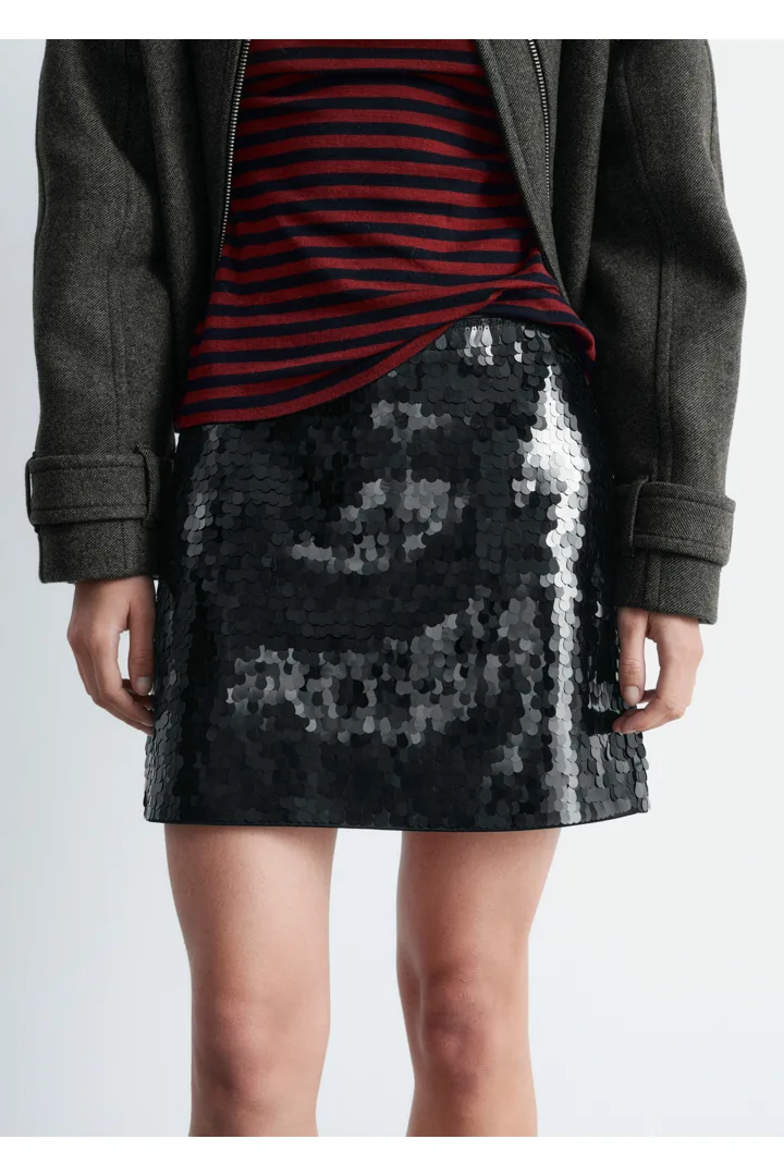 앤아더스토리즈 시퀸 미니 스커트의 블랙컬러 ECOMLook입니다.