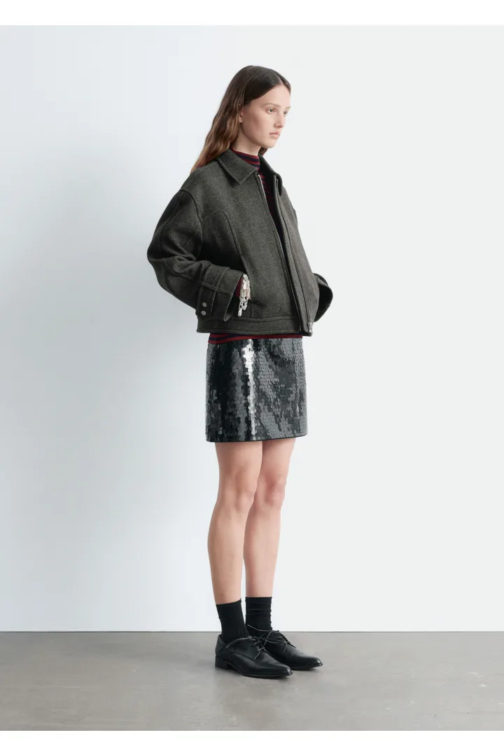 앤아더스토리즈 시퀸 미니 스커트의 블랙컬러 ECOMLook입니다.