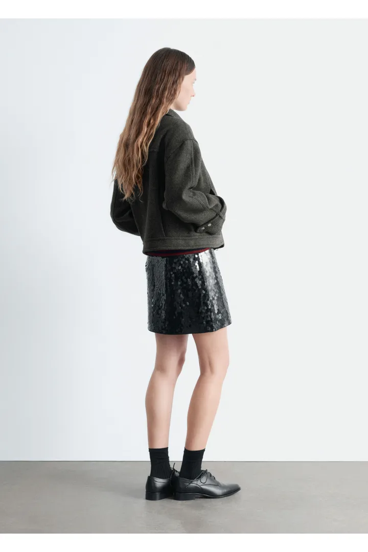 앤아더스토리즈 시퀸 미니 스커트의 블랙컬러 ECOMLook입니다.
