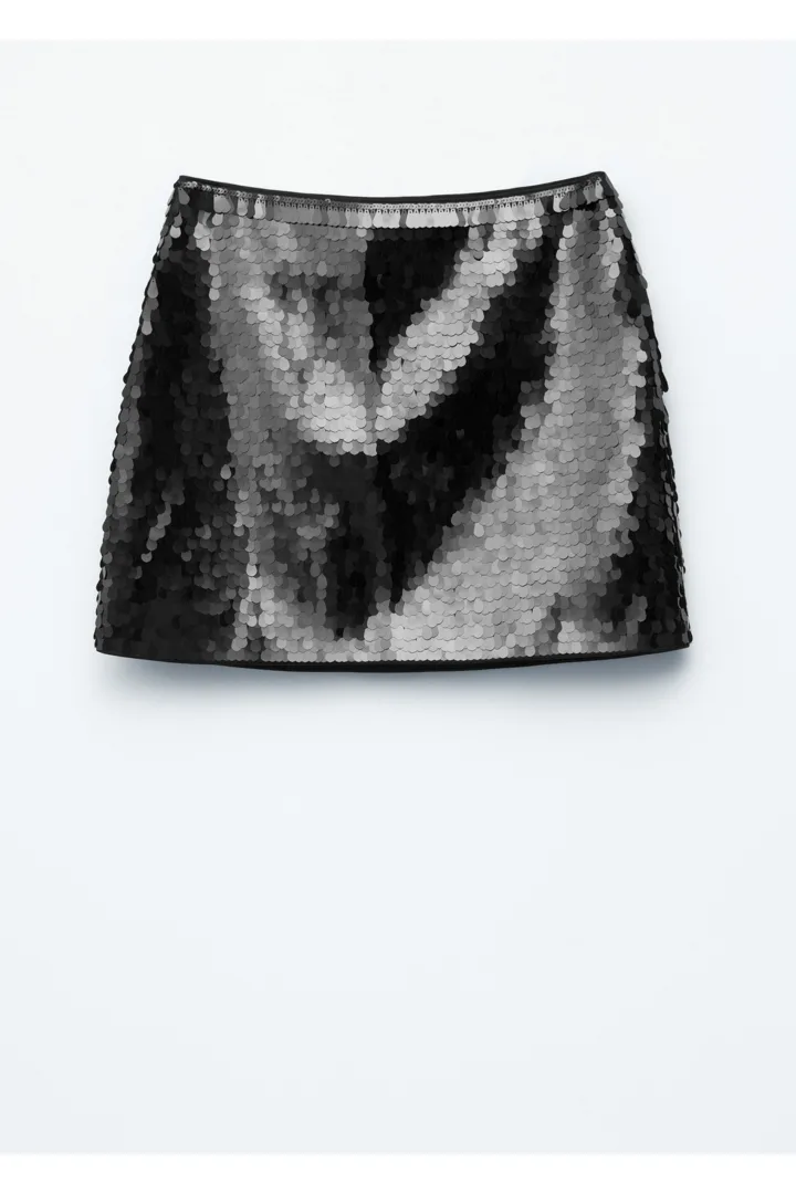 앤아더스토리즈 시퀸 미니 스커트의 블랙컬러 Product입니다.