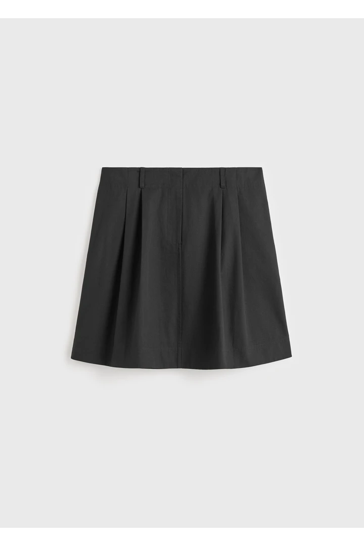 TOTEME 치노 스커트 블랙의 블랙컬러 4번쨰 이미지입니다.