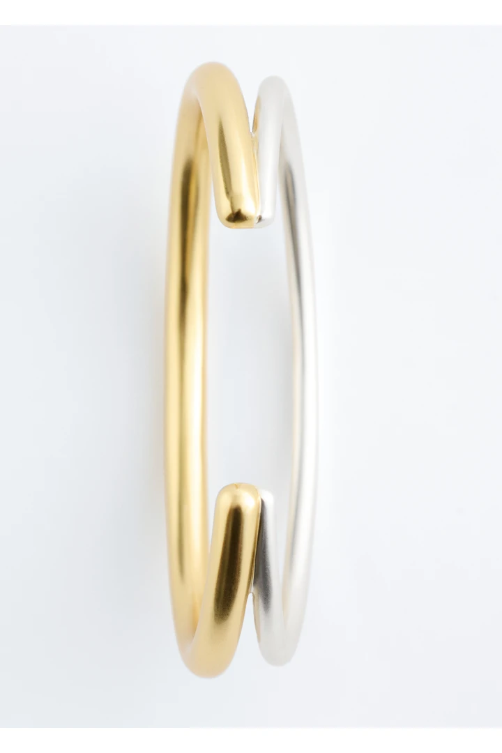 앤아더스토리즈 투 톤 스컬프처럴 커프 브레이슬릿의 골드, 실버컬러 Product입니다.