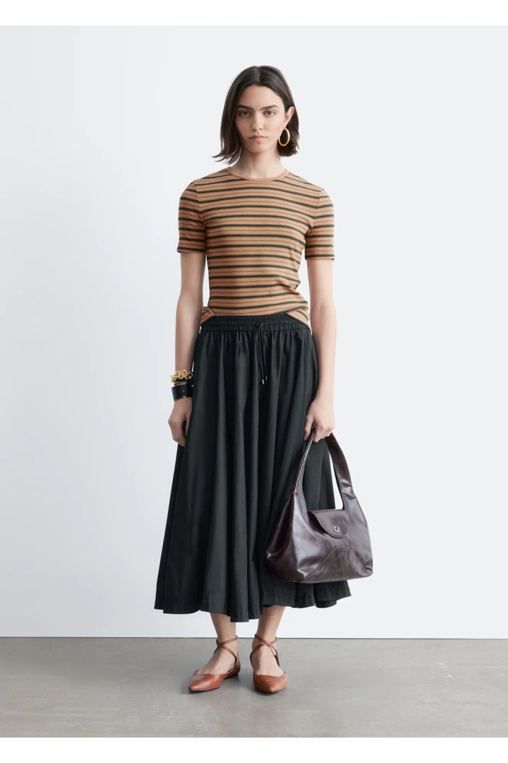 앤아더스토리즈 볼류미너스 드로스트링 미디 스커트의 블랙컬러 ECOMLook입니다.