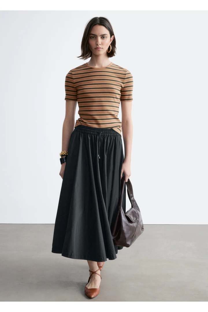 앤아더스토리즈 볼류미너스 드로스트링 미디 스커트의 블랙컬러 ECOMLook입니다.