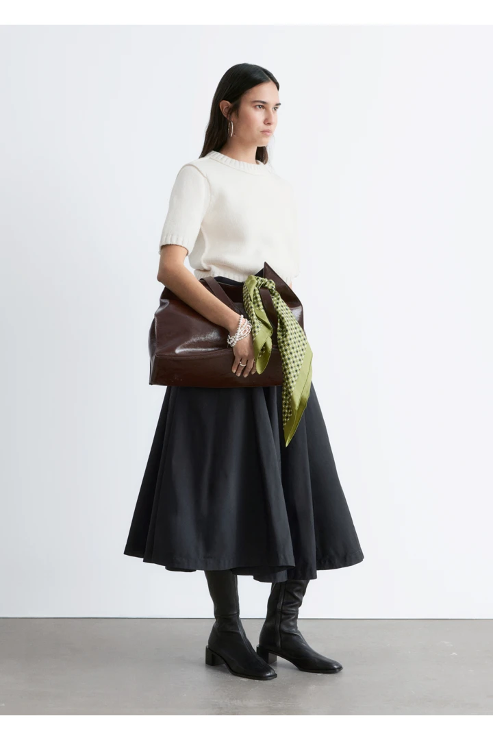 앤아더스토리즈 볼류미너스 드로스트링 미디 스커트의 블랙컬러 ECOMLook입니다.