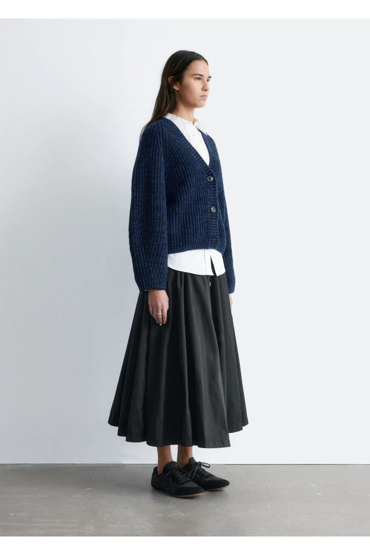 앤아더스토리즈 볼류미너스 드로스트링 미디 스커트의 블랙컬러 ECOMLook입니다.