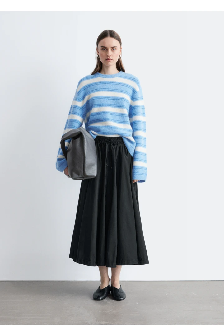 앤아더스토리즈 볼류미너스 드로스트링 미디 스커트의 블랙컬러 ECOMLook입니다.