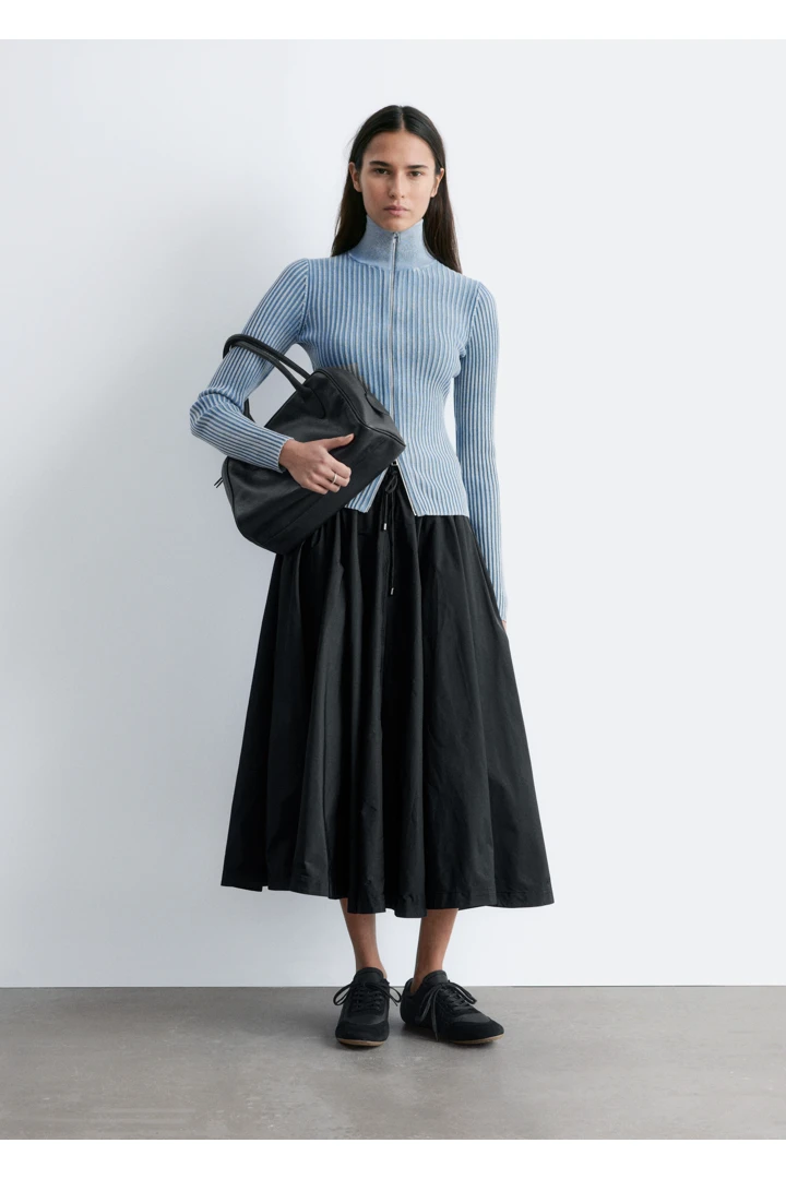 앤아더스토리즈 볼류미너스 드로스트링 미디 스커트의 블랙컬러 ECOMLook입니다.