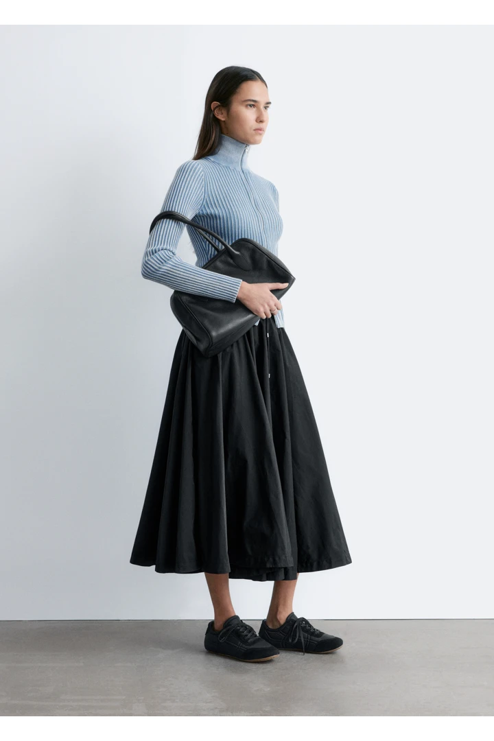 앤아더스토리즈 볼류미너스 드로스트링 미디 스커트의 블랙컬러 ECOMLook입니다.