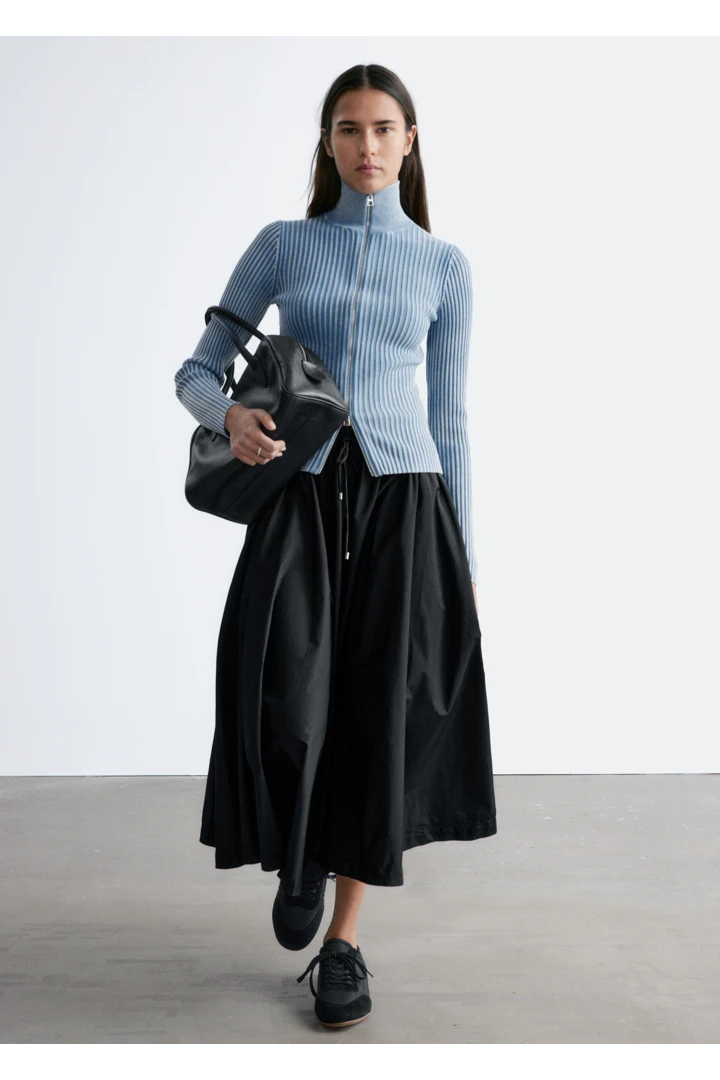 앤아더스토리즈 볼류미너스 드로스트링 미디 스커트의 블랙컬러 ECOMLook입니다.