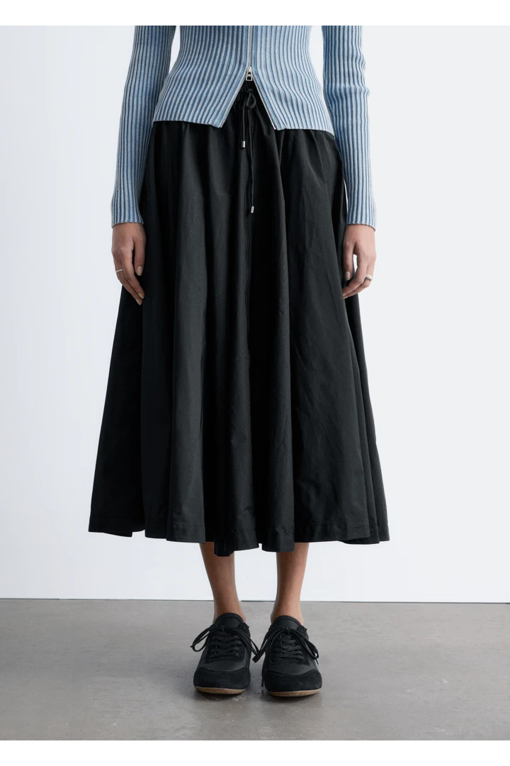 앤아더스토리즈 볼류미너스 드로스트링 미디 스커트의 블랙컬러 ECOMLook입니다.