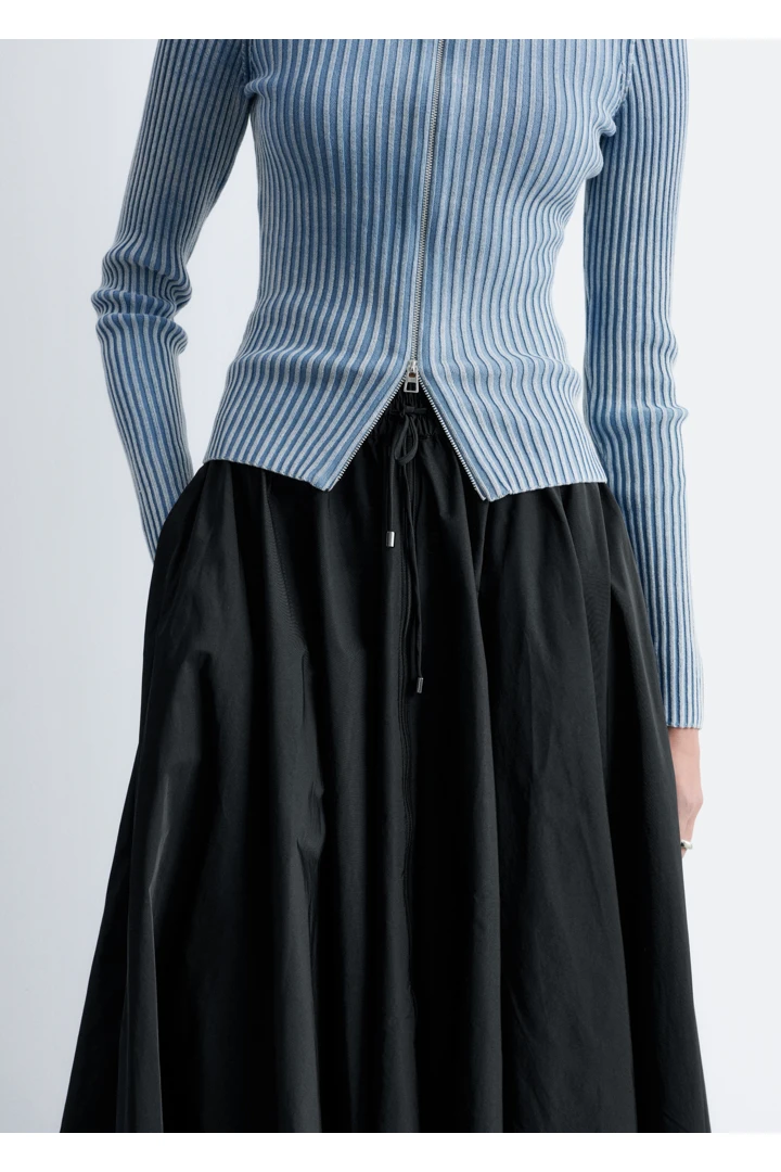 앤아더스토리즈 볼류미너스 드로스트링 미디 스커트의 블랙컬러 ECOMLook입니다.