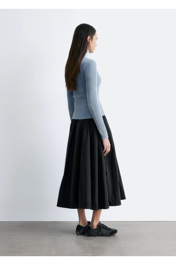 앤아더스토리즈 볼류미너스 드로스트링 미디 스커트의 블랙컬러 ECOMLook입니다.